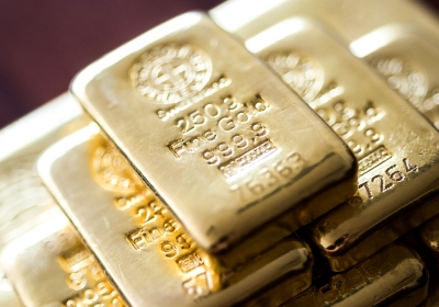 Papieren goudmarkt is kaartenhuisje dat vroeg of laat zal instorten